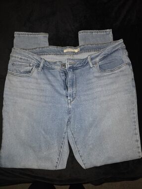 711 - Women's Straight Leg Jeans in Light Blue - Classic Everyday Style